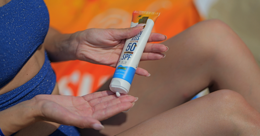 Aplikimi i kremit diellor SPF 50 në plazh