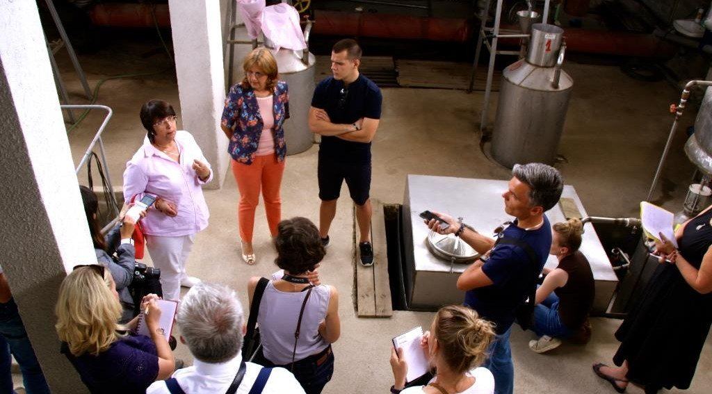 Si një biznes familjar mundi aknet, zbokthun dhe mishrat e gjakosur