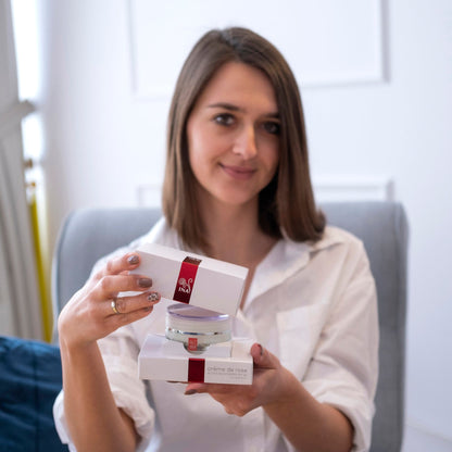 + Dhuratë Crème de rose 50ml
