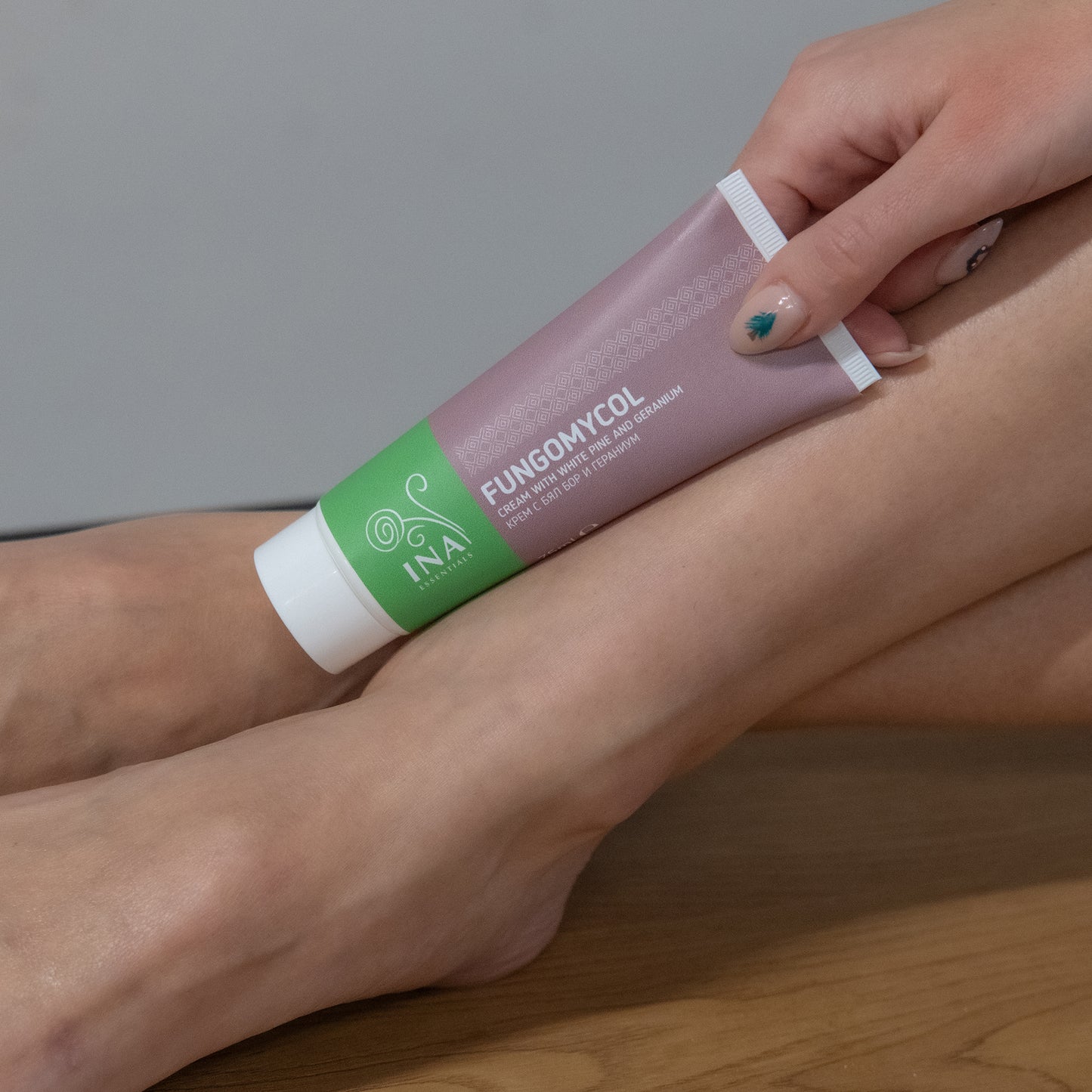 Krem 2 në 1 për Kërpudhat e thonjve dhe lëkurë të thatë e të çarë - me pishë të bardhë, urea dhe barbarozë (Geranium)